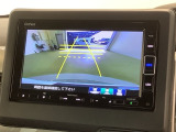 リバースギアに入れるだけで後方の表示へ切り替わります。夜間や雨の日の駐車も楽になりますよ。