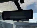スマートルームミラーも付いています。後方ピラーや荷物、後席に同乗している方や曇りなど視界が遮られた場合でも後方カメラからの映像で安全確認をすることができます。