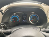 視認性の高いメーターで運転情報を的確に把握できます