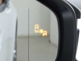 ブラインドスポットモニター装備。隣車線を走る車両を検知。ドアミラーでは確認しにくい後、側方エリアに存在する車両や急接近してくる車両も検知しドアミラーに搭載されたLEDインジケーターが点灯します。