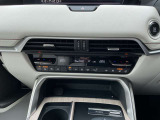 オート式エアコンは操作性が良好です。運転席と助手席にはシートヒーターが装備されており、座面と背もたれをすばやく温め、寒い時期にも快適な運転環境を提供します。
