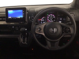 【ハンドル】運転にかかわる様々な操作を安全に行えるように視点移動が少なく操作性に配慮されたスイッチ類が凝縮されたコックピットです。