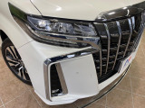 【シーケンシャルターンランプ付きLEDヘッドライト】人気の『流れるウィンカー』付きのLEDヘッドライトを装備♪高級感はもちろん、点灯時は存在感たっぷりで他車からも認識されやすく安心です。
