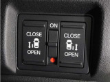 【パワースライドドア】Hondaスマートキーや運転席にあるスイッチ、ドアハンドルの操作で自動開閉。荷物の多いときなどに便利です。挟み込み防止機能もあり、お子さまの乗り降りも安心。