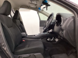 広い足元にゆったり座れるシートには肘掛けも装備しており長距離の運転でも疲れにくくなってます。女性でも運転がしやすいように、シートの高さ調整機能(シートリフター)がついています。