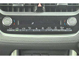 左右独立温度コントロールフルオートエアコンです。運転席、助手席それぞれで独立して温度設定ができます。冷え性の方が乗っても安心ですね♪