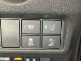 Hondaセンシング用の、VSA(ABS+TCS+横滑り抑制)解除と路外逸脱抑制機能のオンオフスイッチなどはハンドルの右側に装備しています。