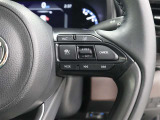 レーダークルーズコントロール使用時に、同一車線内中央を走行できるよう操舵を支援するレーントレーシングアシスト[LTA]が装着されています。