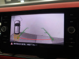 ギアをリバースに入れると車両後方の映像を映し出します。画面にはガイドラインが表示され、車庫入れや縦列駐車などの際に安全確認をサポートします。