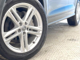 ●純正19インチアルミホイール:輸入車ならではの卓越した走りを支えるホイールと足回りです!日本車の走りに慣れている方にもぜひ体感して頂きたいほど、高いレベルでまとまっています!