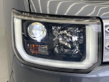 【LEDヘッドライト】悪天候や夜間走行時も良好な視界を確保し安心して運転できる高輝度LEDヘッドライトを装備!点灯速度が早く、消費電力も抑えられています。