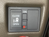 左側電動スライドドアは運転席からでも操作ができるように、ハンドル付近に開閉の操作スイッチが付いています。