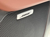 【BOSEサウンドシステム】メーカーオプションの高品位サウンドシステムを搭載。専用のチューニングが施された大小様々なスピーカーから良質なサウンドが奏でられ、臨場感あふれる音響空間を演出します。