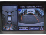アラウンドビューモニターを装備!上から車両を見下ろしたような映像をナビ画面に表示できます。車両前後左右に搭載した4つのカメラ映像を継ぎ目なく合成!目視では見えない部分もリアルタイムで見れます。