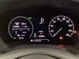 ハイブリット車専用のメーターです。右側の大型スピードメーターに加え、ステアリングスイッチを使って左のマルチインフォメーション・ディスプレイで燃費や動力伝達などの情報が見れるようになっています。