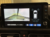リバースギアに入れるだけで後方の表示へ切り替わります。夜間や雨の日の駐車も楽になりますよ。