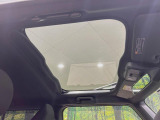 【ガラスルーフ】ガラスルーフ搭載で車内の解放感が一気にアップ!開放的なドライブをお楽しみいただけます。