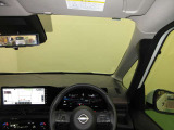 ドライバー目線で、使いやすく安全操作性と良好な視界を実現した運転席です。
