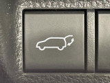 【パワーバックドア】スマートキーや運転席のボタンを押すだけでリアゲートが自動で開閉します!荷物を持っている時や、高い位置にあるバックドアを閉める際に便利な機能です♪