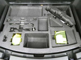パンク修理剤とエアーポンプのセットです。スペアタイヤは装備していませんが空いたスペースを小物入れとして使用できます