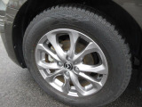 標準装備の純正15インチアルミホイール。タイヤサイズは185/65R15です。