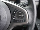 【アダプティブクルーズコントロール】ステアリングのスイッチを操作するとミリ波レーダーで先行車との距離を測定。設定を適切に保ちながら加速・減速、さらに停止まで自動に追従します。