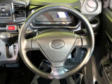 インテリアに合わせたデザインのステアリングは、運転される方のことも考え、運転しやすい形状、大きさです。是非一度、実際に触ってお確かめください。