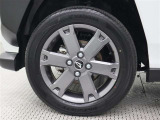 15インチアルミホイール(ガンメタリック塗装)を装着しています。タイヤサイズ165/65R15