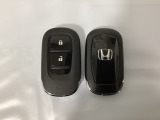 スマートキーを装備しています。鍵を差し込むことなくドアロックの開け閉めと、スタートボタン操作でのエンジンスタートができます。スペアキーも同じものを用意しております。