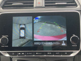 ■アラウンドビューモニター■クルマを真下から見下ろしているかのように周囲の状況を直感的に把握し、安心して駐車が出来ます。