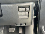 給油口の操作やボンネットを開けるためのレバーは運転席右下に設置されています