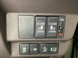 両側電動スライドドアは運転席から操作ができるよう、操作スイッチが付いています。Hondaセンシング用のVSA(ABS+TCS+横滑り抑制)解除と路外逸脱抑制機能などのスイッチがあります。