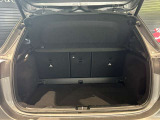 ゆったりとしたトランクルームでございます。たくさんのお荷物の車載が可能でございます。