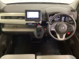 車内は光触媒抗菌消臭施工済です。スタイリッシュなデザインで暖かみのあるインパネ周りを演出します。グローブボックスやカップホルダーのほかにトレーなどたくさんの収納スペースが装備されています。