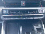 オートエアコンで温度調整も楽チン!四季を問わず快適に運転することが出来ます。また前席にはシートヒーターがあるので寒い時期に大活躍してくれます。