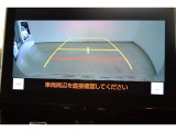 バックモニター付き。車両後方の映像が画面に表示されるので、車庫入れが苦手な人も安心です。ただし、目視確認もお忘れなくお願いいたします。