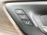 運転席のシートポジションを記憶・再現できるメモリー機能を搭載しています。