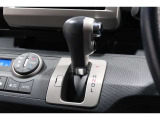 インパネシフトだから視線の移動も少なく足元もスッキリ♪運転席もゆったりしているのでゆとりを持ってドライブできますね!