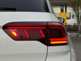 LEDテールランプ(ダイナミックターンインジケーター付き)特徴的な配光パターンによって後続車からの視認性が高まり、万一の追突の危険性を軽減します。
