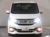 ハロゲンより明るく、より遠くまでさらなる安心感のあるLEDヘッドライトを採用。照射軸の上下方向を自動調整するオートレベリング機構、点灯忘れも防止できるオートライトコントロール機構付きです。