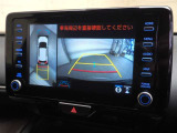 パノラミックビューモニター付きです。車両を上から見たような映像をディスプレイオーディオ画面に表示。運転席からの目視だけでは見にくい、車両周辺の状況をリアルタイムでしっかり確認できます。
