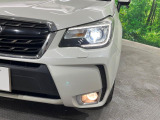 【LEDヘッドライト】悪天候や夜間走行時も良好な視界を確保し安心して運転できる高輝度LEDヘッドライトを装備!点灯速度が早く、消費電力も抑えられています。