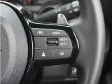 【アダプティブクルーズコントロール】ステアリングのスイッチを操作するとミリ波レーダーで先行車との距離を測定。設定を適切に保ちながら加速・減速、さらに停止まで自動に追従します。
