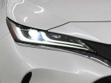 「アダプティブハイビームシステム(AHS)」が装備。LEDの配光範囲を細やかに制御し、先行車や対向車に光が当たる部分だけを自動的に遮光するので、ハイビームでの走行頻度がより向上します。