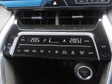 デュアルオートエアコン搭載☆運転席と助手席でエアコンが独立しているのでドライバーも同乗者もより快適にドライブができます♪