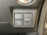 ハンドルの右側にはヘットライトリベライザーとHondaセンシング用のメインスイッチがついています。ヘッドライトリベライザーは道路状況や積荷の加重に応じてライトの高さを調節できます。