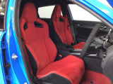運転席は大きな座面と包み込むような背もたれが身体全体を支えます。上質なシートを採用し、長時間の運転やコーナーの多い道も快適です♪