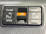 【両側パワースライドドア】スマートキーや運転席のスイッチで後席両側スライドドアの開閉が可能♪電動だから力を入れてドアを開ける必要が無く、小さなお子様でも簡単に開け閉めでき快適です♪