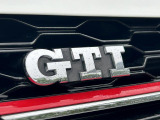 フロントグリルのGTIエンブレム。走りのDNAを感じさせるスポーティな存在感を放ちます。