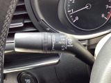 レバーをAUTOの位置にしているとき、レインセンサーが雨を感知すると、雨量に応じてワイパーが自動で作動してくれるオートワイパーを装備!設定変更で非作動にすると、間欠作動に固定されます。